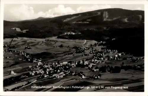 Ak Bischofsgrün im Fichtelgebirge, Luftaufnahme von  Fichtelgebirge, Höhenluftkurort, 720 m