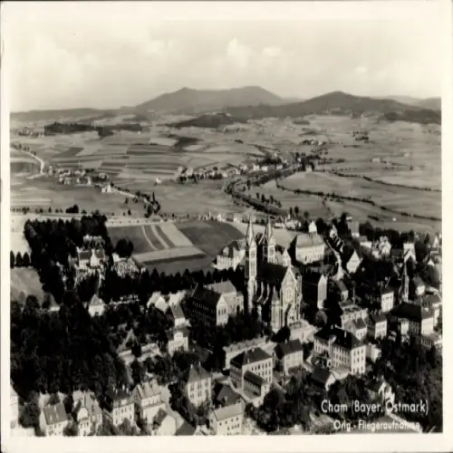 Ak Cham in der Oberpfalz, Luftaufnahme von  Bayerische Landschaft, Kirchengebäude