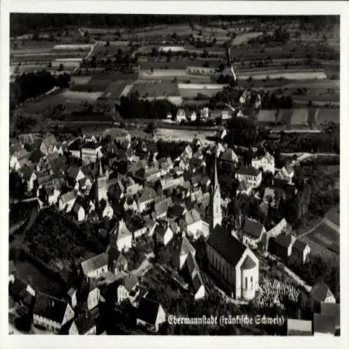 Ak Ebermannstadt in Oberfranken, Luftaufnahme,  fränkische Schweiz, Dorfansicht, Kirchturm