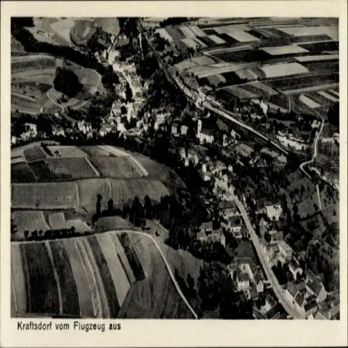 Ak Kraftsdorf in Thüringen, Luftaufnahme, Felder, Dorfansicht