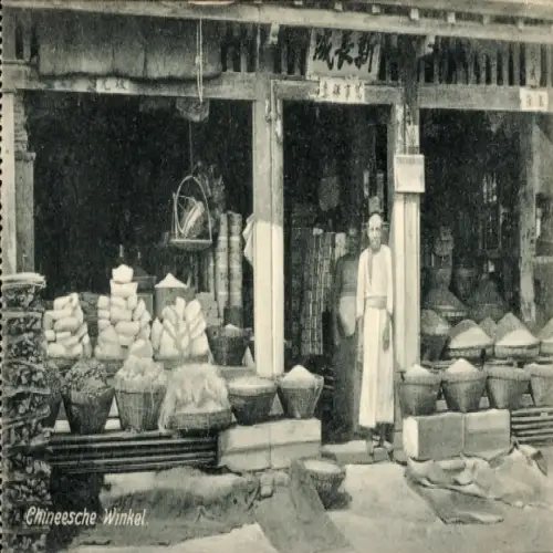 Ak Indonesien, Chineesche winkel, Straßenpartie mit Blick auf Geschäft, Asiaten