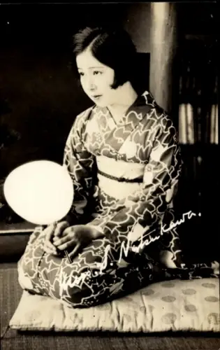 Ak Japanische Frau im Kimono, kniend, Fächer
