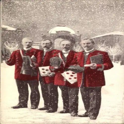Ak Vier Postboten in roten Uniformen, Winter, Schnee