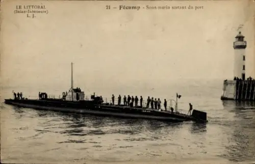 CPA Fécamp Seine Maritime, Sous-marin sortant du port