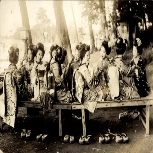 Foto Ak Japanerinnen in Volkstrachten, Gruppenfoto