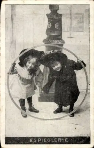 Ak Zwei Mädchen spielen mit einem Reifen