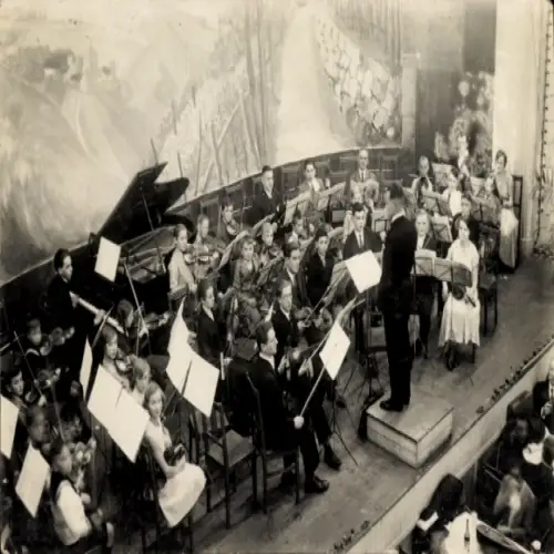 Foto Ak Dresden, Orchester mit Dirigent auf einer Bühne