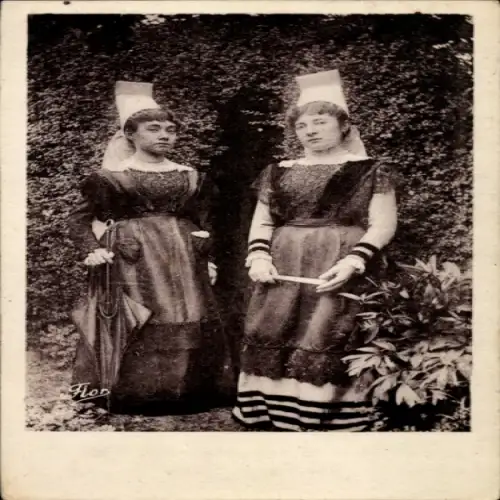 Ak La Mothe Saint Heray Deux Sèvres, zwei Frauen in Tracht