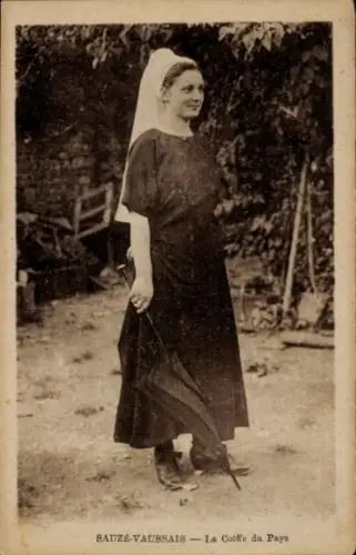 Ak Sauzé Vaussais Deux Sèvres, junge Frau in Tracht, Schirm