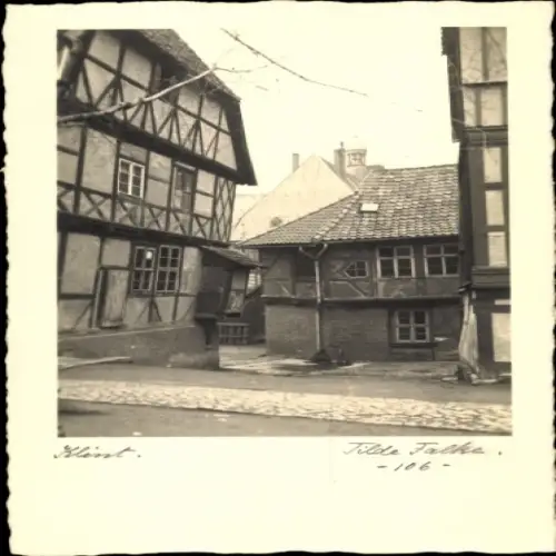 Ak Wernigerode im Harz, Fachwerkhäuser, enge Gasse, Schwarz-Weiß-Fotografie, Tilde Falke