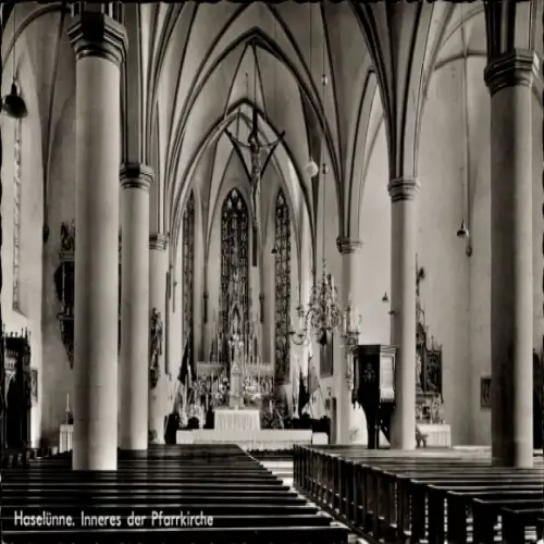 Ak Haselünne im Emsland, Innenansicht der Pfarrkirche, hohe Säulen, kunstvolle Fenster, Sitzbänke
