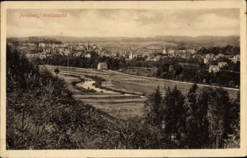 Ak Arnsberg im Sauerland Westfalen, Panoramablick auf  hügelige Landschaft, Fluss im Vordergrund