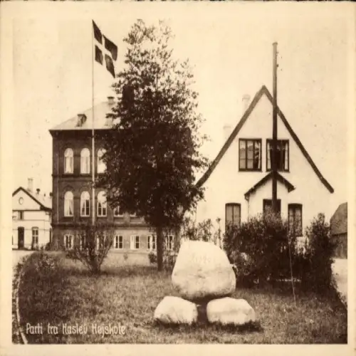 Ak Haslev Dänemark, Haslev Højskole, dänische Flagge, Steine, Gebäude