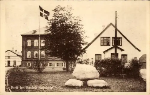 Ak Haslev Dänemark, Haslev Højskole, dänische Flagge, Steine, Gebäude