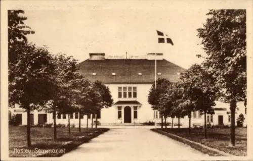 Ak Haslev Dänemark, Gebäude des Haslev Seminariet, Flagge, Bäume, Allee
