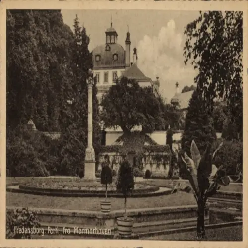 Ak Fredensborg Dänemark,  Marmorhaven, Säule, Gartenanlage, Gebäude im Hintergrund