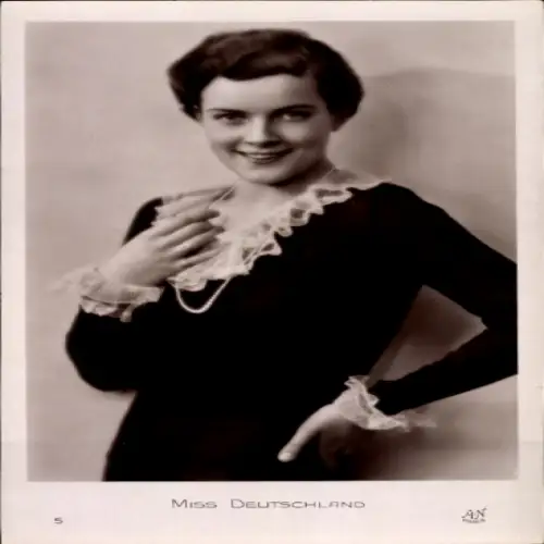 Foto Ak Miss Deutschland, Portrait mit Perlenkette, Rüschenbluse