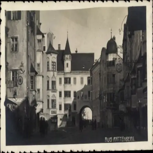 Foto Ak Rattenberg in Tirol, Straßenpartie, Tor