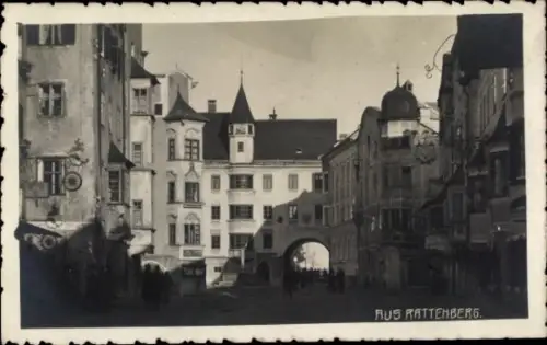 Foto Ak Rattenberg in Tirol, Straßenpartie, Tor