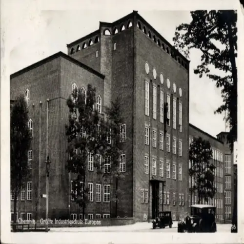 Ak Chemnitz in Sachsen, Größe Industrieschule Europas,  Architektur, Oldtimer-Auto