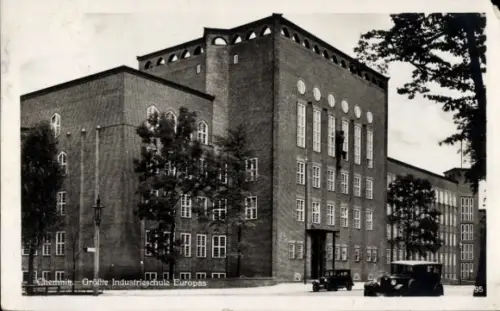 Ak Chemnitz in Sachsen, Größe Industrieschule Europas,  Architektur, Oldtimer-Auto