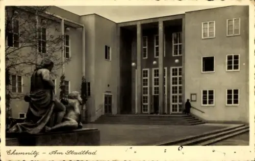 Ak Chemnitz in Sachsen, Stadtbad, Statue, Gebäude, Schwarz-Weiß-Foto