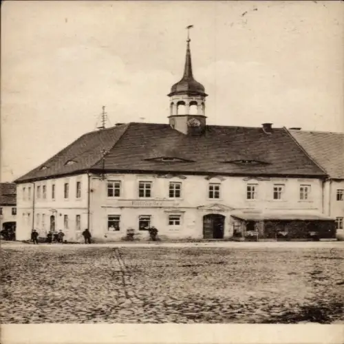 Ak Elstra in der Oberlausitz Sachsen, Hotel Ratskeller  s Gebäude, Türme, Steinpflasterplatz