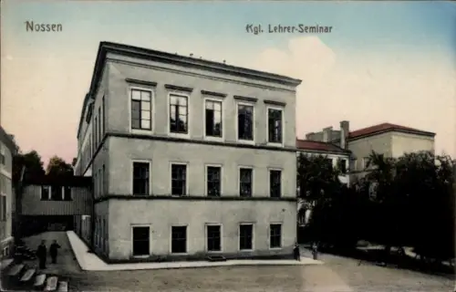 Ak Nossen in Sachsen, Kgl. Lehrer-Seminar, Gebäude, Garten, Himmel, Personen