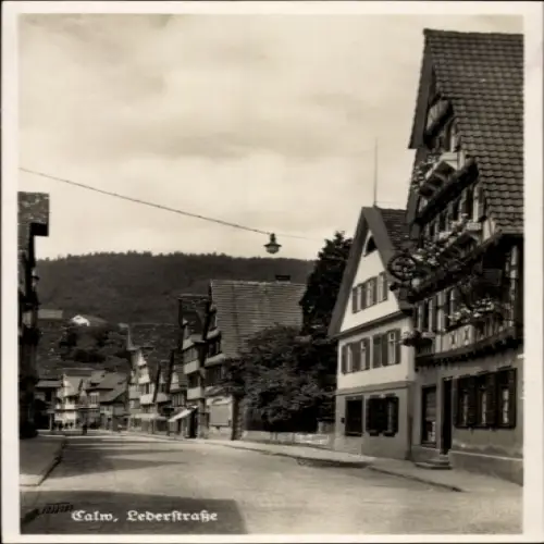 Ak Calw im Schwarzwald, Lederstraße,  Gebäude, Straßenansicht, Wolken am Himmel