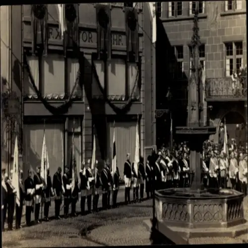 Foto Ak Freiburg im Breisgau, Straßenpartie, Brunnen, Studenten, Festschmuck