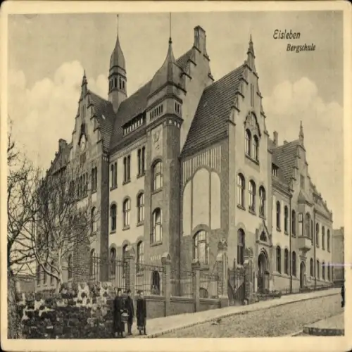Ak Lutherstadt Eisleben,  Bergschule, s Gebäude, Menschen im Vordergrund
