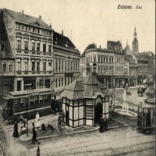 Ak Lutherstadt Eisleben, Vorderansicht von  Straßenbahn, Brunnen, Fachwerkbau