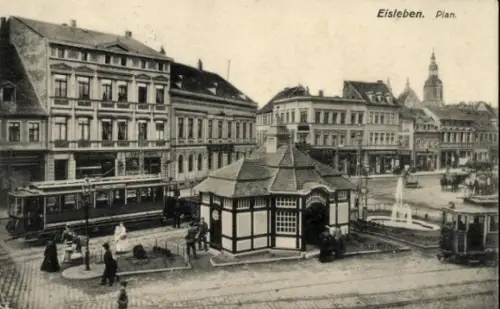 Ak Lutherstadt Eisleben, Vorderansicht von  Straßenbahn, Brunnen, Fachwerkbau