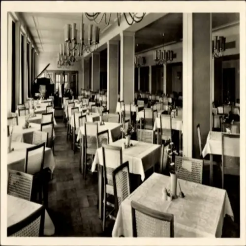 Ak Friedrichroda im Thüringer Wald, Speisesaal, viele Tische, Stühle, Klavier, Spiegel, elegante 