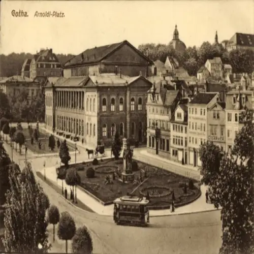 Ak Gotha in Thüringen, Arnoldi-Platz,  Architektur, Straßenbahn, Bäume, Statuen