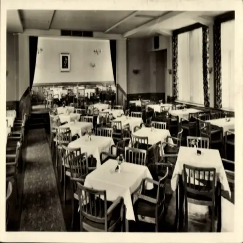Ak Oberhof im Thüringer Wald, Restauranteinrichtung, große Tische, Stühle, minimalistische Dekora