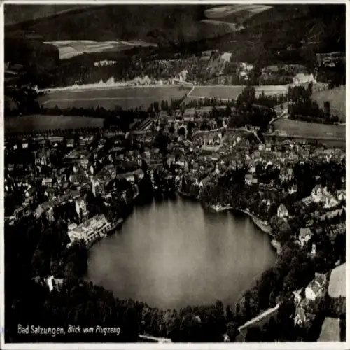 Ak Bad Salzungen in Thüringen, Luftansicht auf  See in der Mitte, idyllische Landschaft
