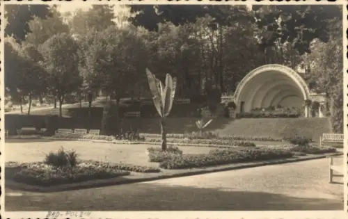Ak Polczyn Zdrój Bad Polzin Pommern, Bild einer Parkanlage, Halbrunde Bühne, Bänke, Gartenlandsch