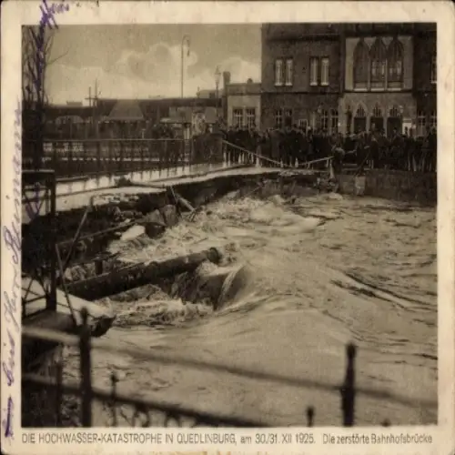 Ak Quedlinburg im Harz, Hochwasser 1925, zerstörte Bahnhofsbrücke