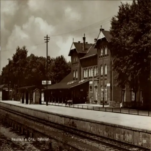 Ak Neustadt an der Orla, Bahnhof Gleisseite, Bahnsteig