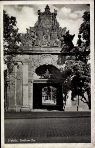 Ak Szczecin Stettin Pommern, Berliner Tor, r Torbogen, Architektur, Bäume, Straße