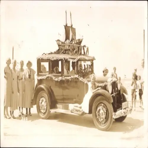 Foto Ak Geschmücktes Auto, Menschen, Gruppenfoto, Arendsee, Kinder, Adler
