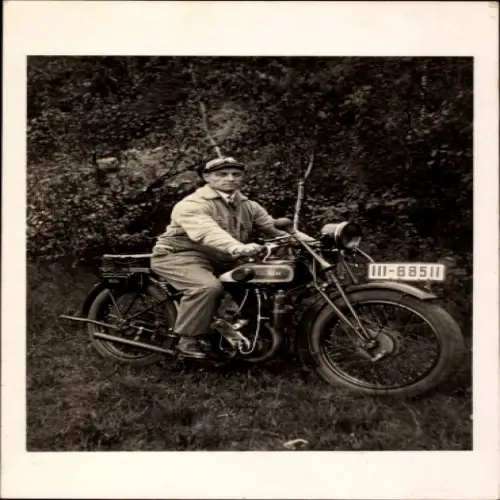 Foto Ak Triumph Motorrad, Kennzeichen III-885II, Mann