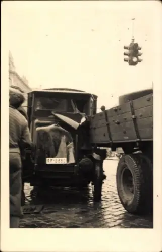 Foto Ak Lastkraftwagen nach einem Zusammenstoß, Verkehrsunfall