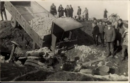 Foto Ak Lastwagen, Verkehrsunfall, verlorene Ladung