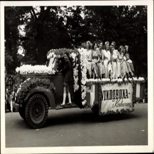 Foto geschmückter Lastwagen, LKW, Festwagen Vindobona Konkurrenz, Frauen in Kleidern