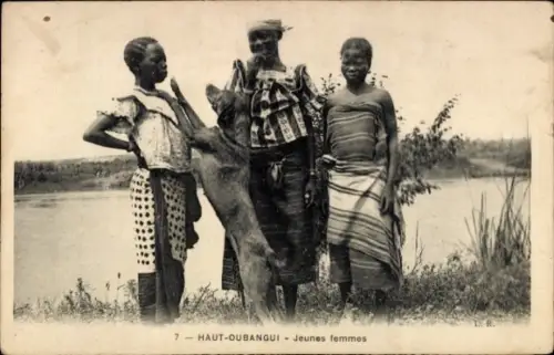 Ak Oubangui Chari Ubangi Shari Zentralafrikanische Republik, einheimische Frauengruppe mit Hund