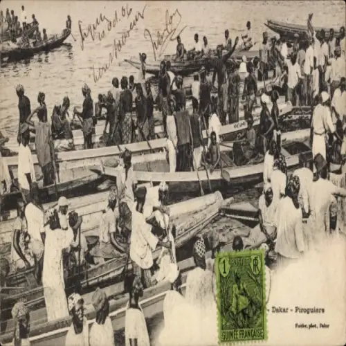 Ak Dakar Senegal, Dutzende von Pirogues, Menschen am Wasser, Helle Kleidung, Afrikanische Szeneri