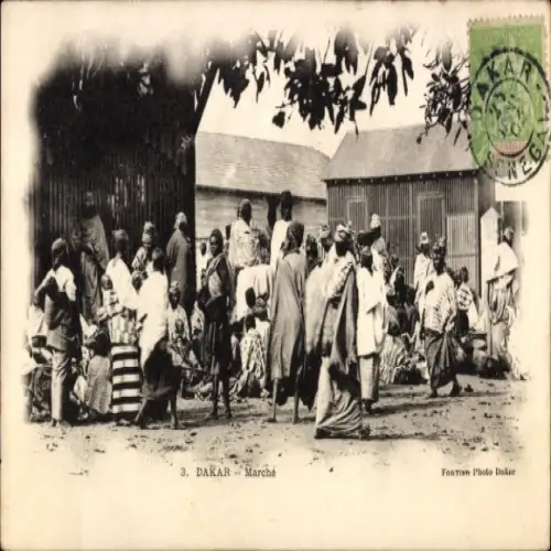 Ak Dakar Senegal, Marktszene, Menschen, Gebäude im Hintergrund, fotografische Ansicht