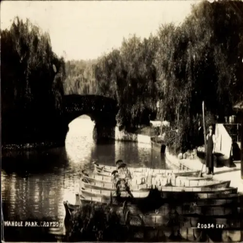 Ak Croydon London England, Wandle Park, Brücke, Boote, Vegetation, Schwarz-Weiß-Farbe